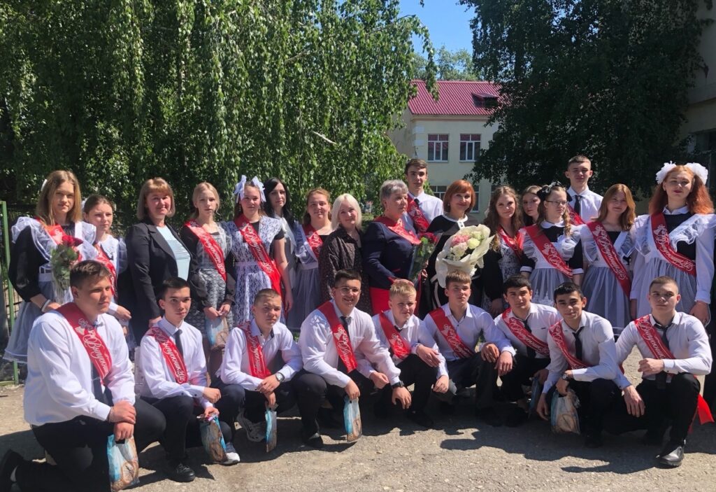 Выпускники 9 класса с учителями