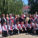 Выпускники 9 класса с учителями