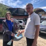 Девушка дарит мужчине георгиевскую ленточку