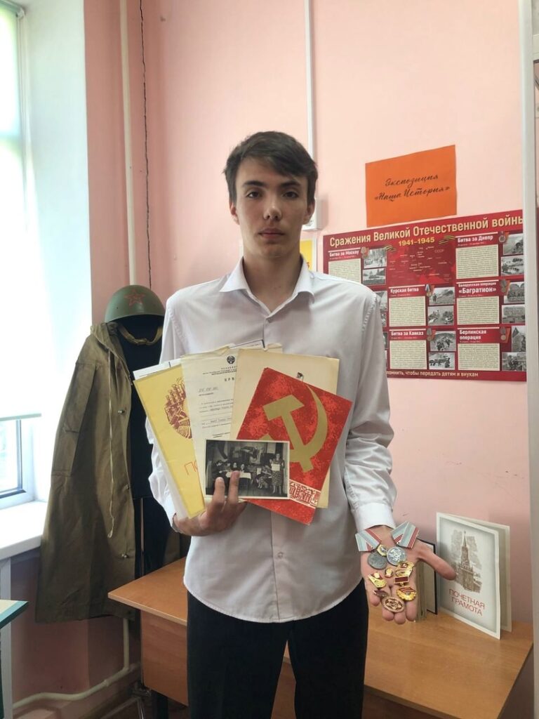 Мальчик в музее