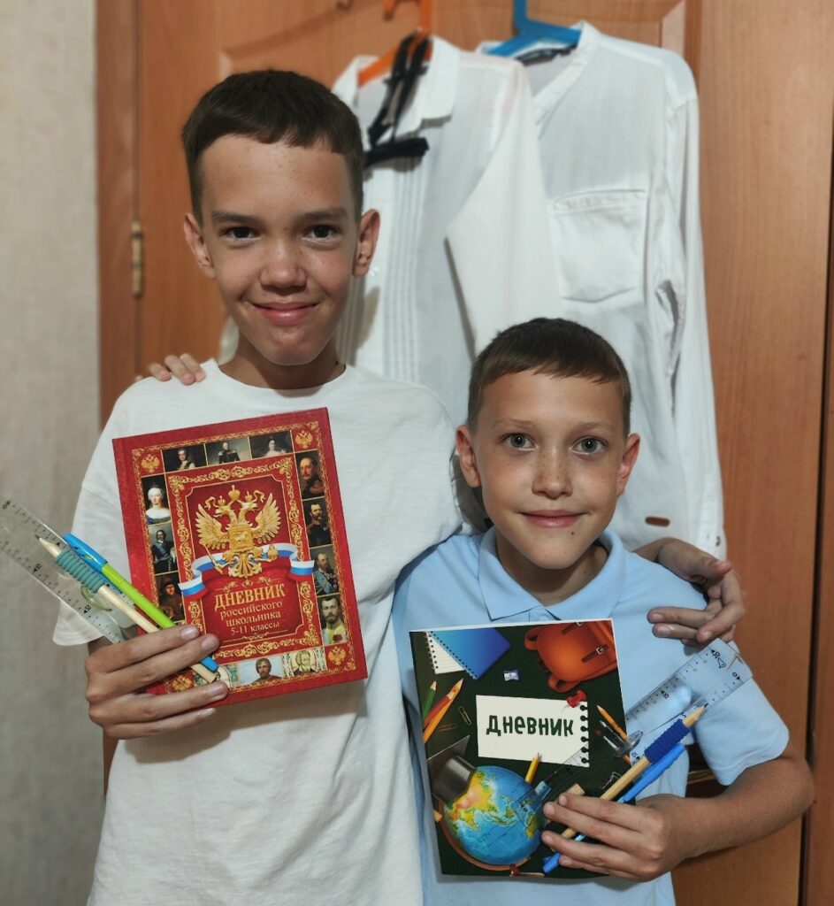 Дети с дневниками