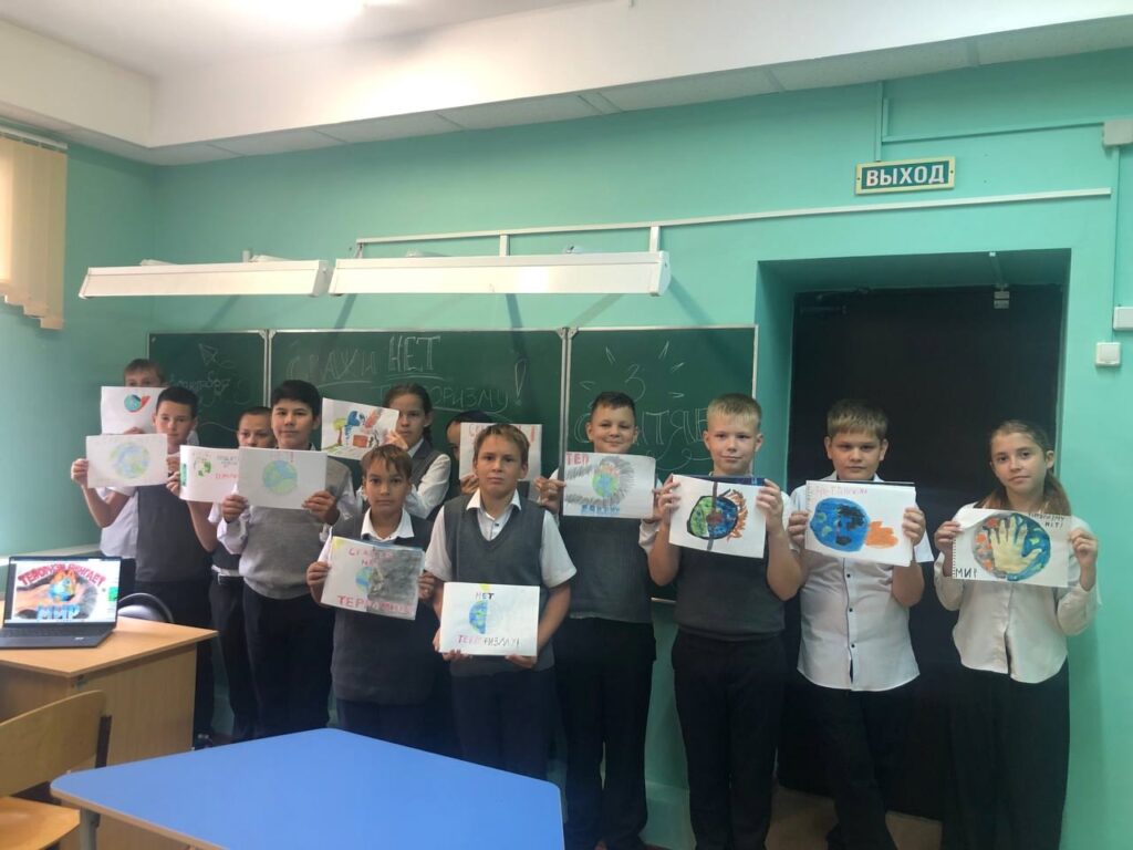 Ребята с рисунками у доски