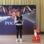 Девочка читает стихотворение