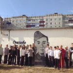 Дети у рисунка