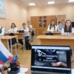 Дети смотрят ролик