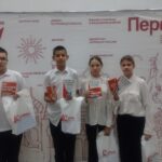 Дети у стенда