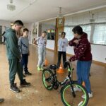 Дети с велосипедом