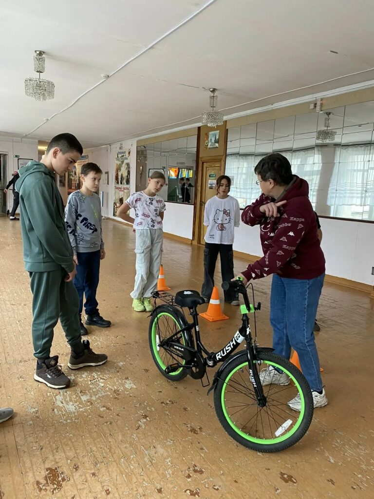 Дети с велосипедом