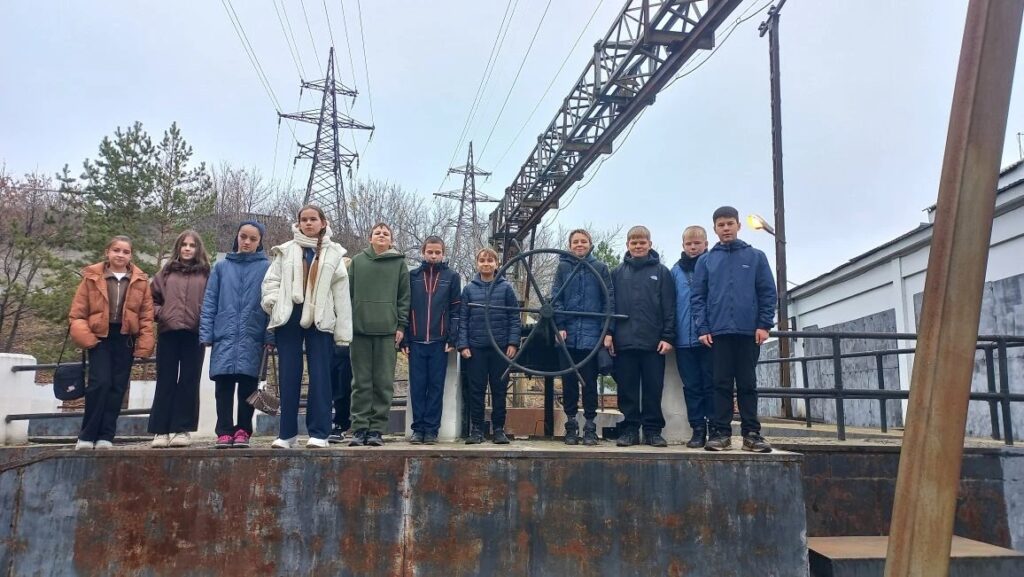 Ребята на ГЭС