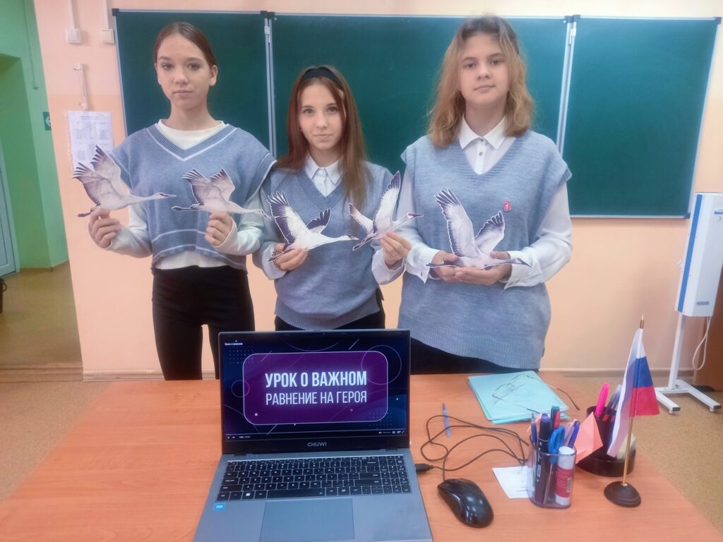 Три девушки у доски