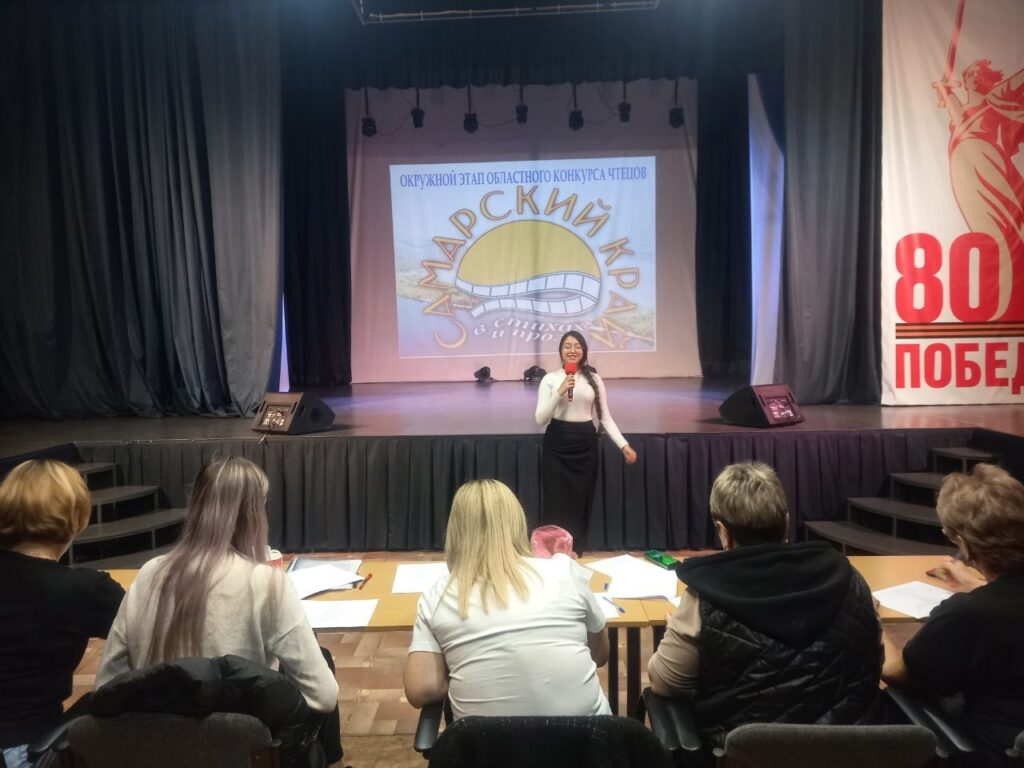 Девочка у сцены