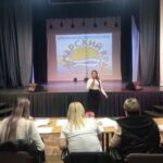 Девочка у сцены