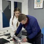 Девочка с папой делают робота