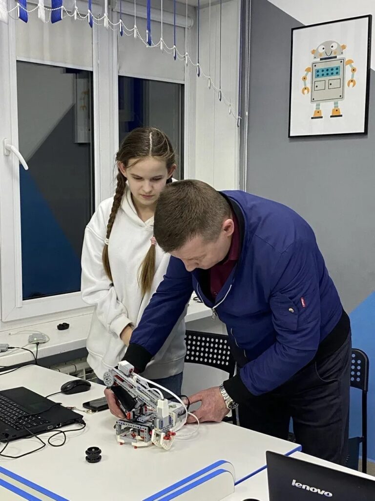 Девочка с папой делают робота