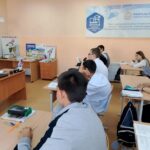 Ребята смотрят ролик