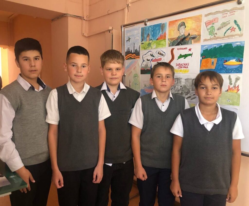 Дети с рисунками