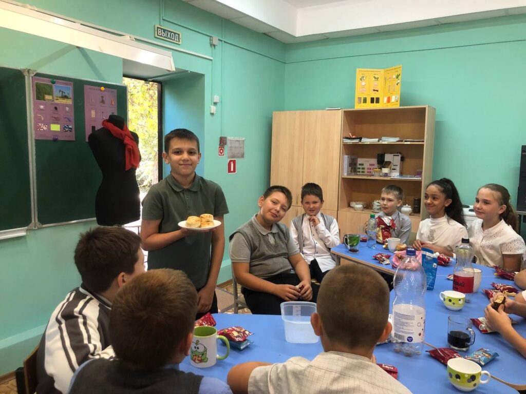 Дети за столом